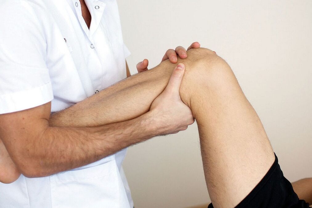 lékař vyšetřující koleno s artrózou